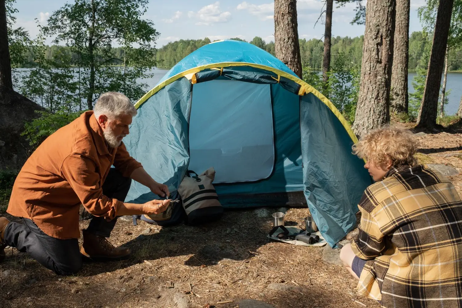 Retkeilijät teltan edustalla